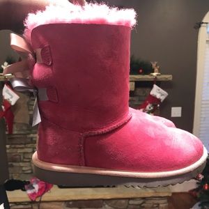 Girls pink Ugg’s Bailey bow